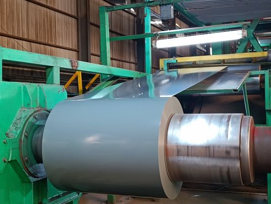 الطلاء العلوي15-25 +5um لون مغلفة بطاقة الفولاذ الملفوفة من قبل طلاء طائرة الفولاذ المغلفة Z275 / PPGI طوابق للوحات المعدنية