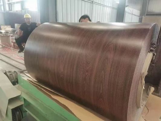 مواد البناء SGCC الملفات الفولاذية المرسومة مُسبقاً مع نمط خشبي 0.12-1.5mm أسطوانات السقف المعدنية PE / HDP